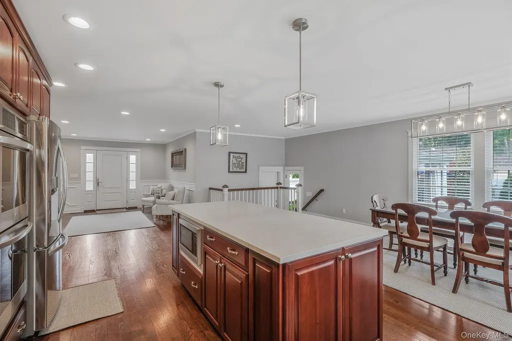512 Heathcliff Drive Seaford NY 11783
