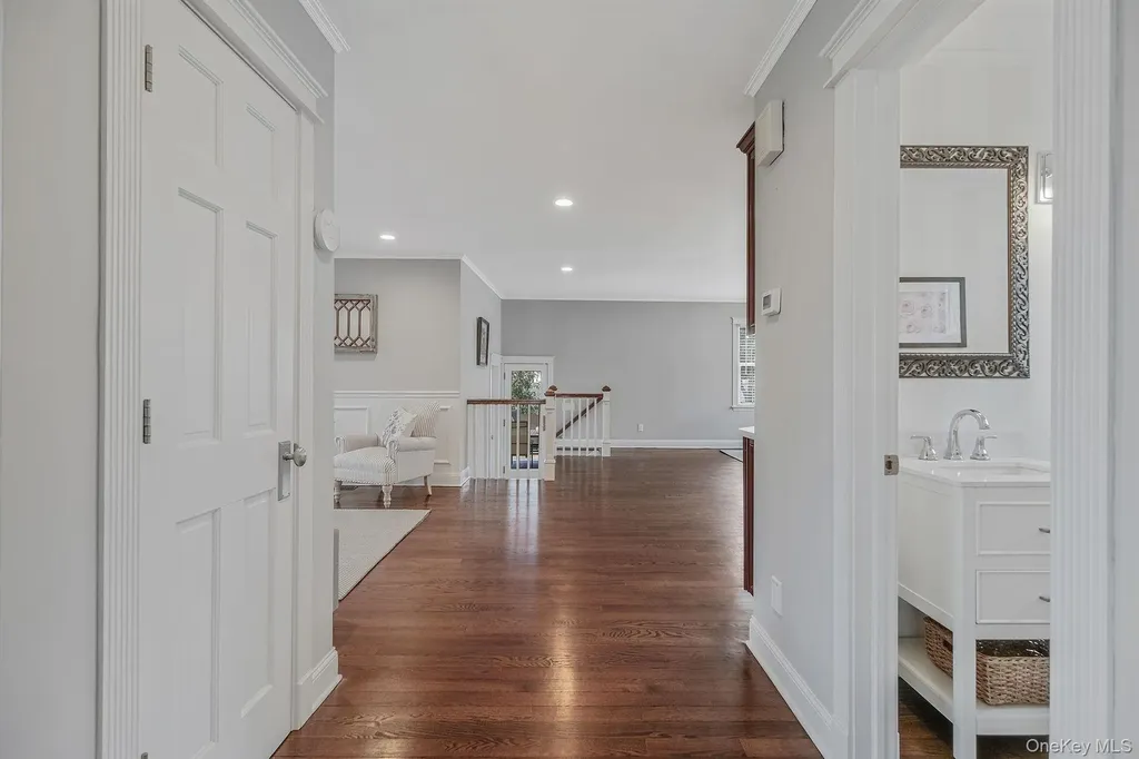 512 Heathcliff Drive Seaford NY 11783