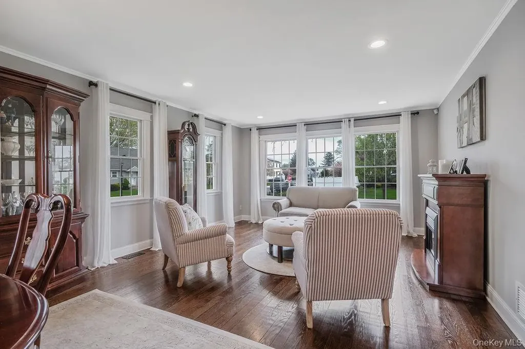 512 Heathcliff Drive Seaford NY 11783