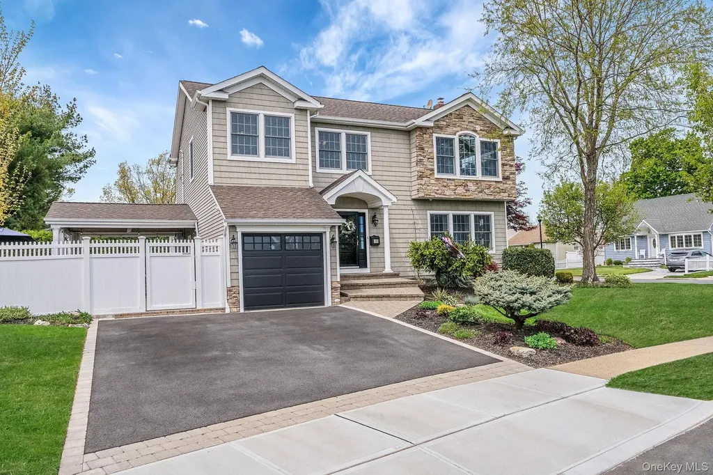 512 Heathcliff Drive Seaford NY 11783