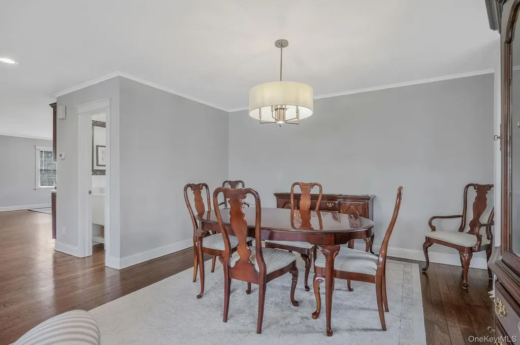 512 Heathcliff Drive Seaford NY 11783