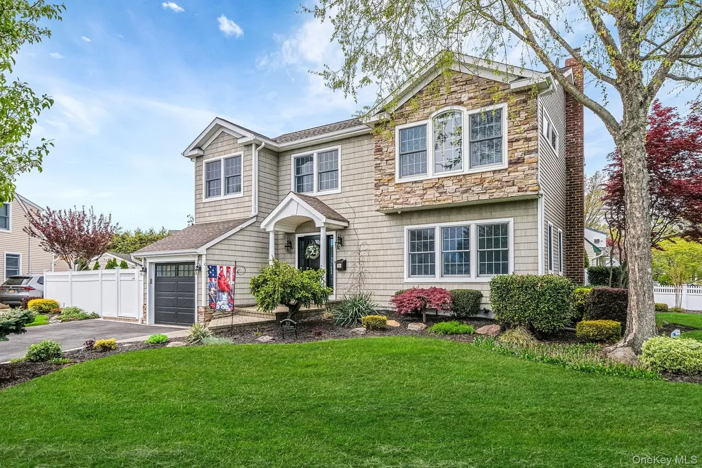 512 Heathcliff Drive Seaford NY 11783