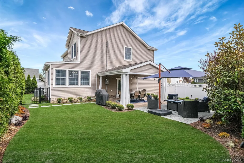 512 Heathcliff Drive Seaford NY 11783