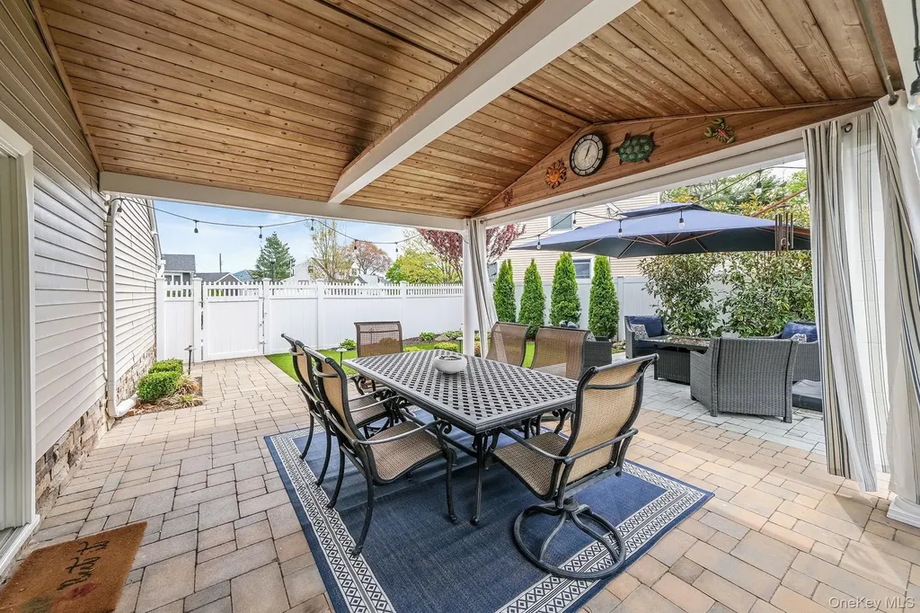 512 Heathcliff Drive Seaford NY 11783