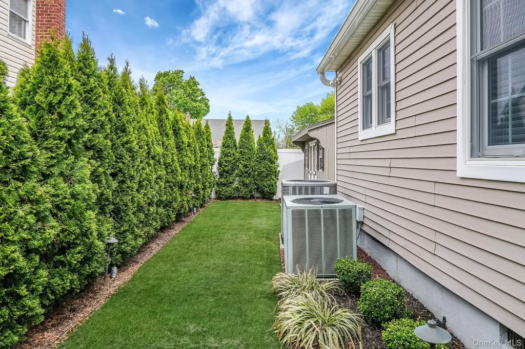 512 Heathcliff Drive Seaford NY 11783
