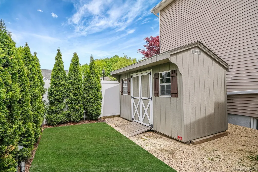 512 Heathcliff Drive Seaford NY 11783