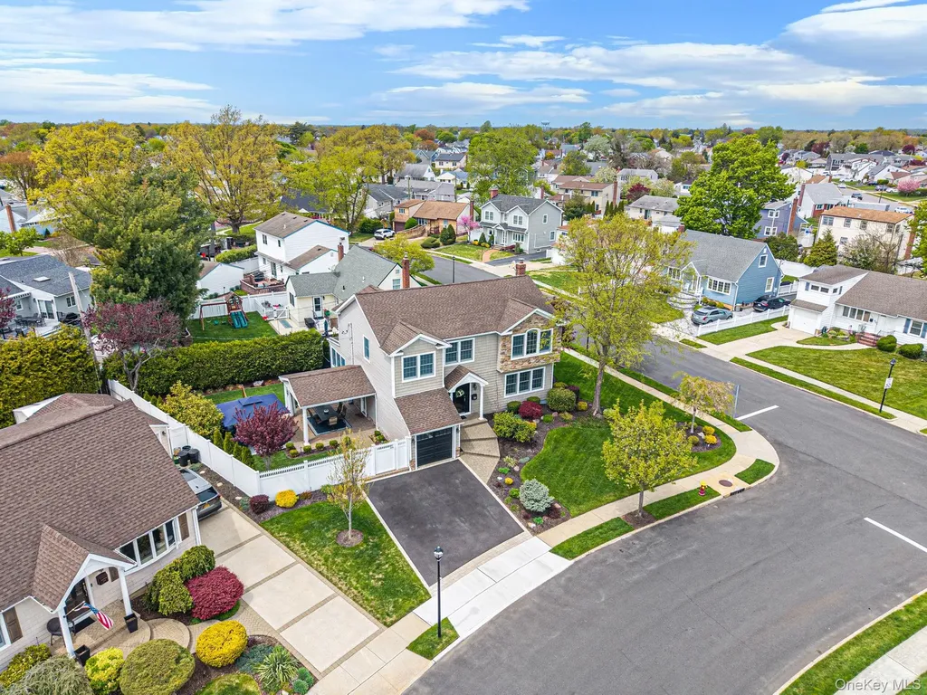 512 Heathcliff Drive Seaford NY 11783