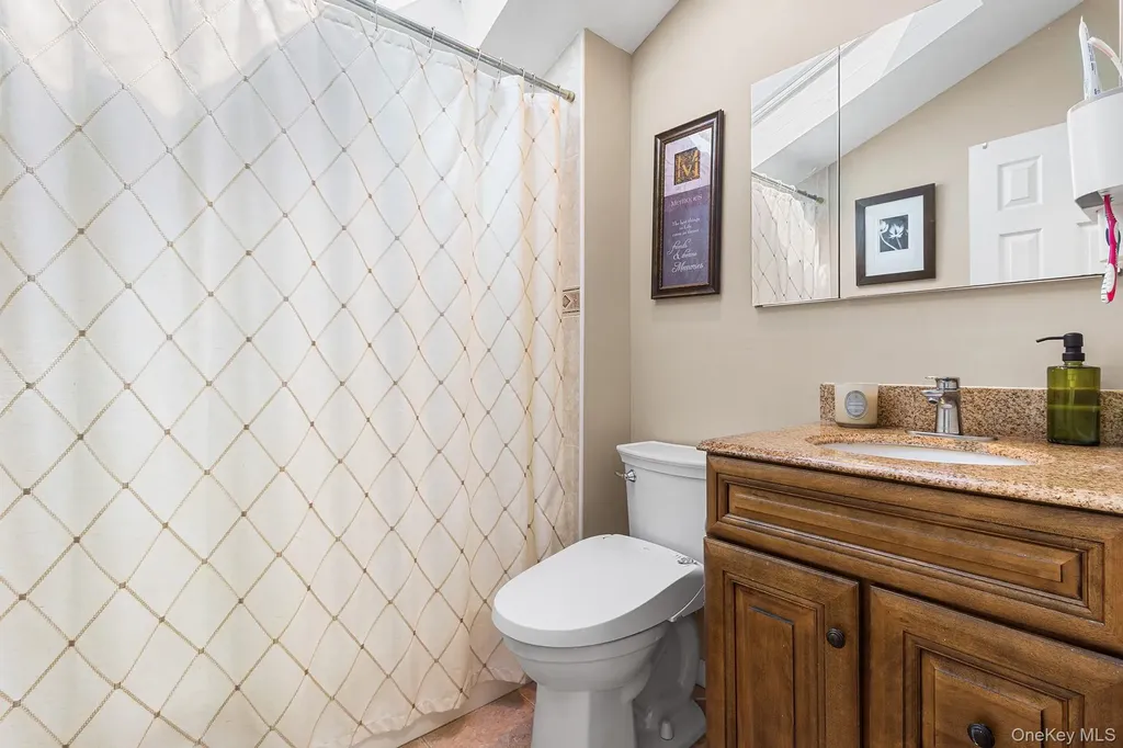 40 Garnet Lane Plainview NY 11803