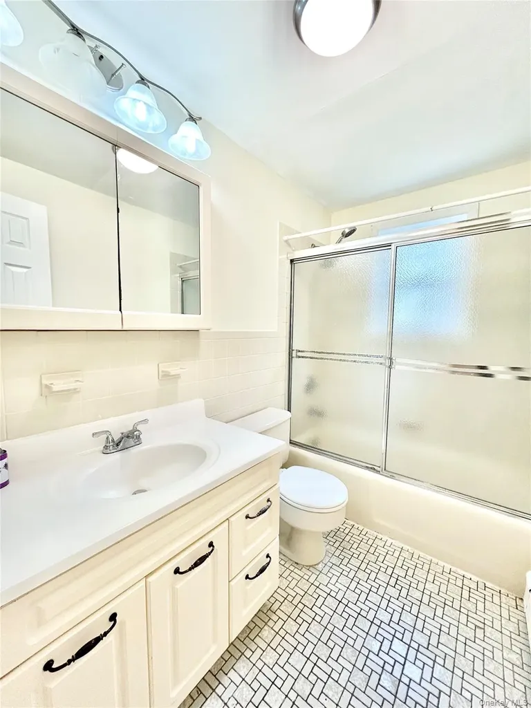 164 Rossiter Avenue Yonkers NY 10701