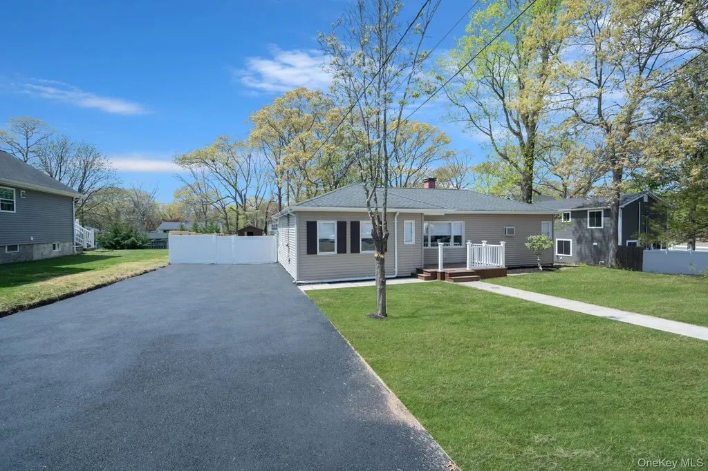 94 Rosemary Lane Centereach NY 11720