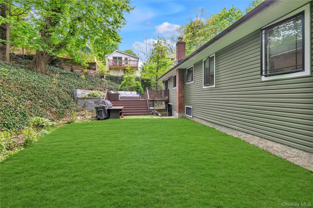 9 Winding Way Sea Cliff NY 11579