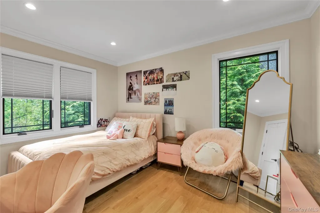 9 Winding Way Sea Cliff NY 11579