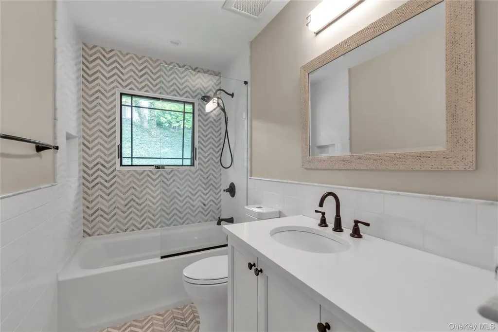 9 Winding Way Sea Cliff NY 11579