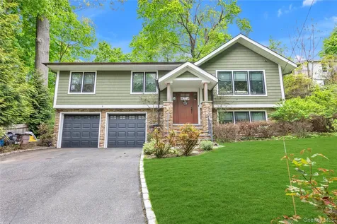 9 Winding Way Sea Cliff NY 11579