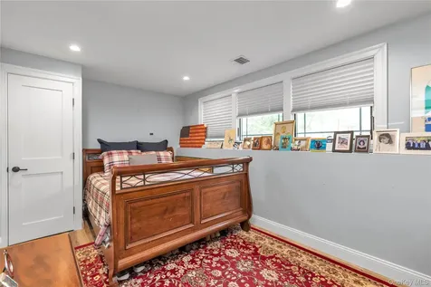 9 Winding Way Sea Cliff NY 11579