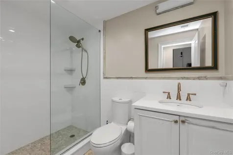 9 Winding Way Sea Cliff NY 11579