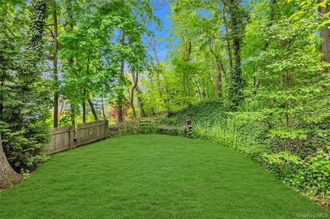 9 Winding Way Sea Cliff NY 11579