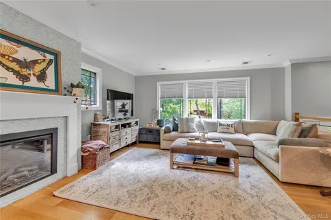9 Winding Way Sea Cliff NY 11579