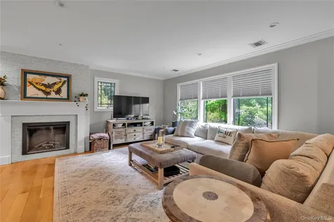 9 Winding Way Sea Cliff NY 11579