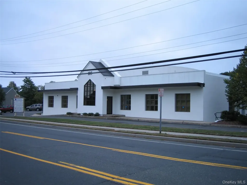 185 Old Country Road Riverhead NY 11901
