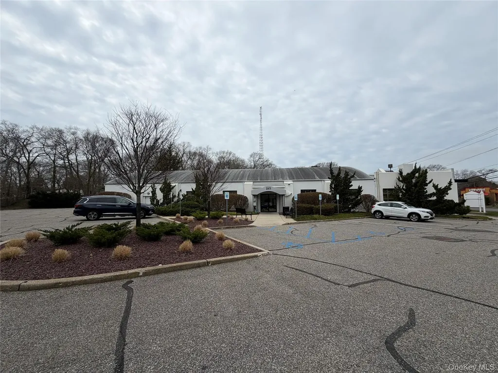 185 Old Country Road Riverhead NY 11901