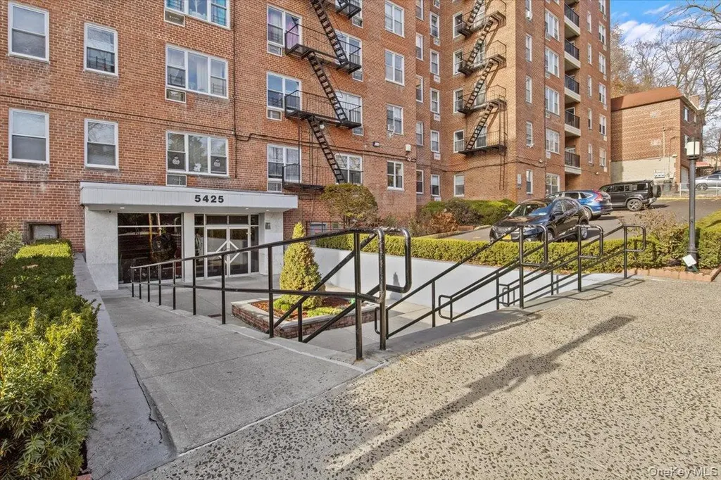 5425 Valles Avenue Bronx NY 10471