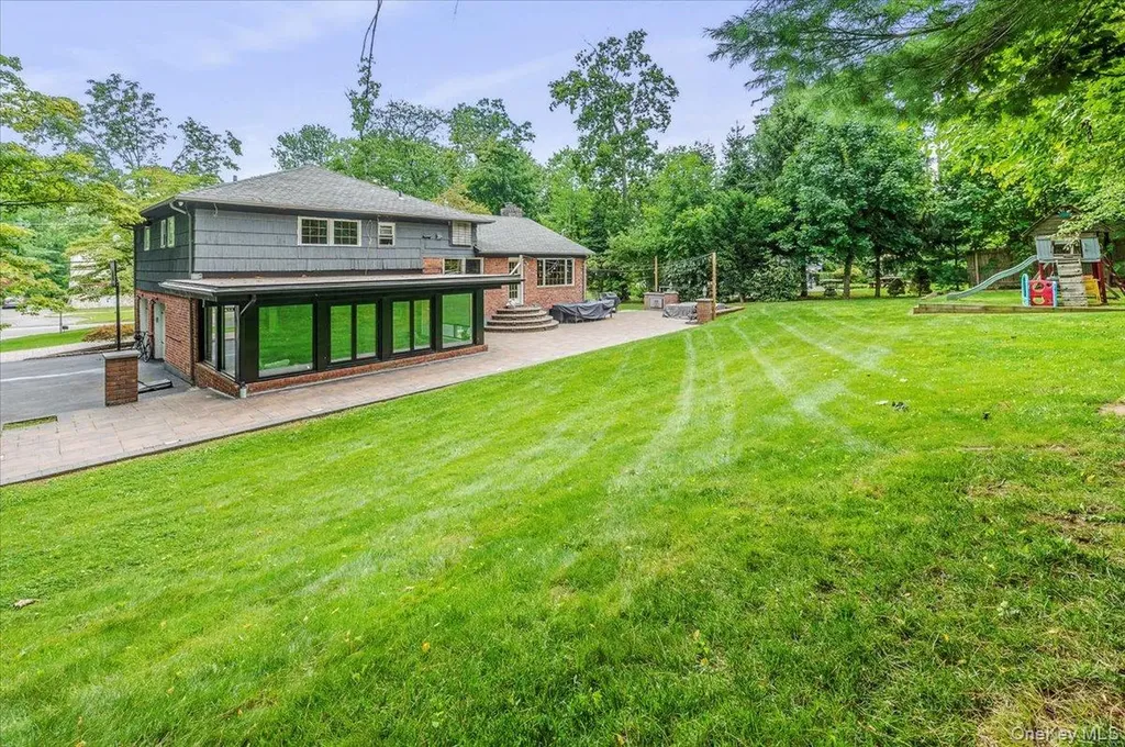 26 Red Brook Road Great Neck NY 11024