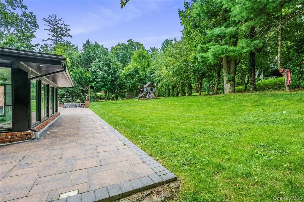 26 Red Brook Road Great Neck NY 11024