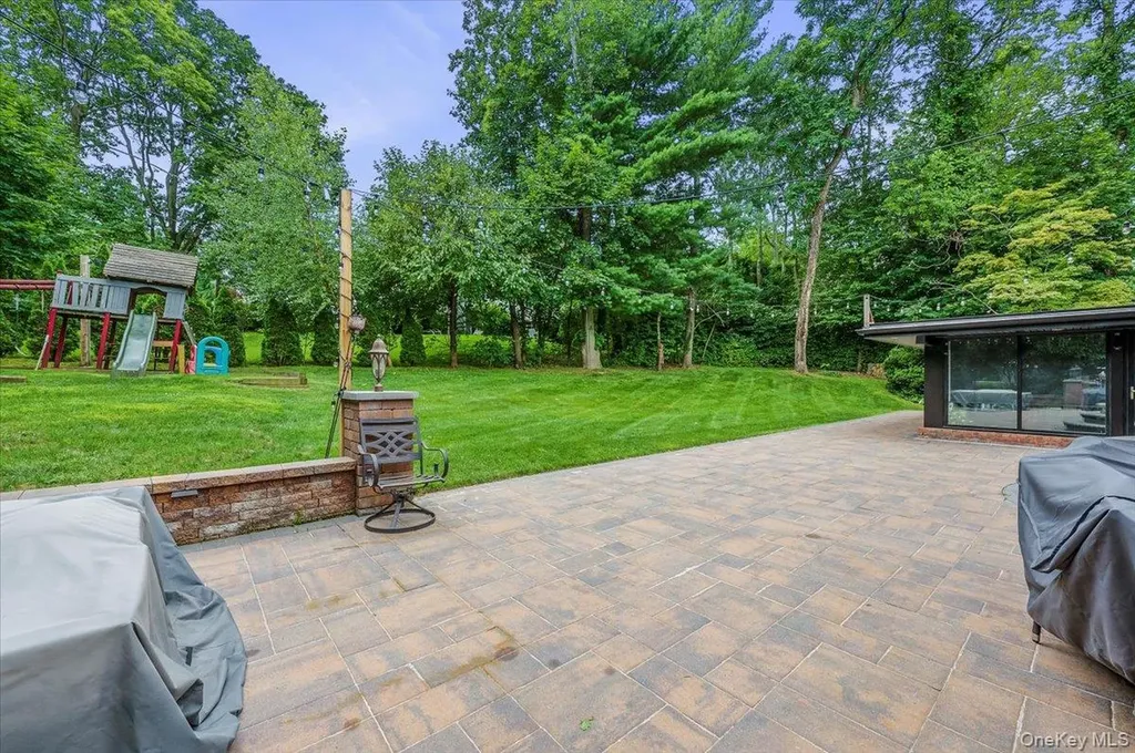 26 Red Brook Road Great Neck NY 11024