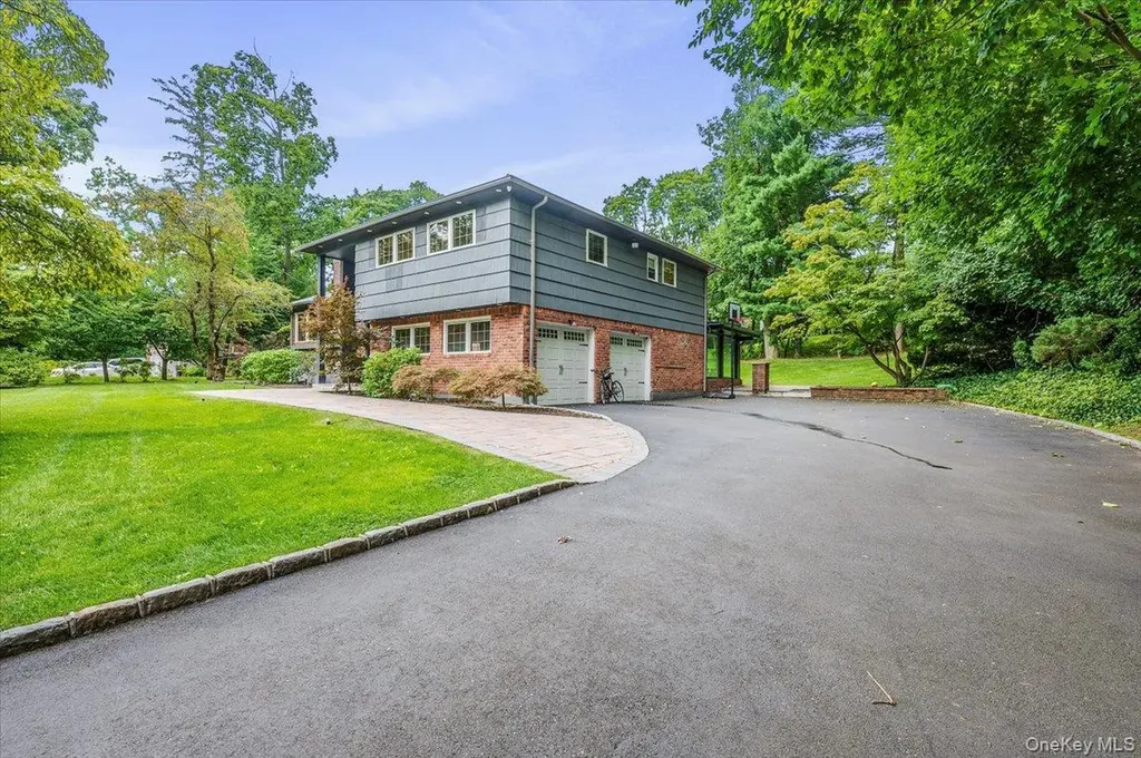 26 Red Brook Road Great Neck NY 11024