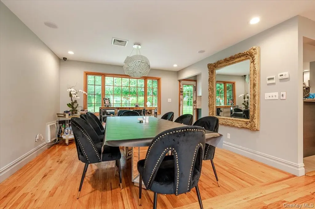 26 Red Brook Road Great Neck NY 11024