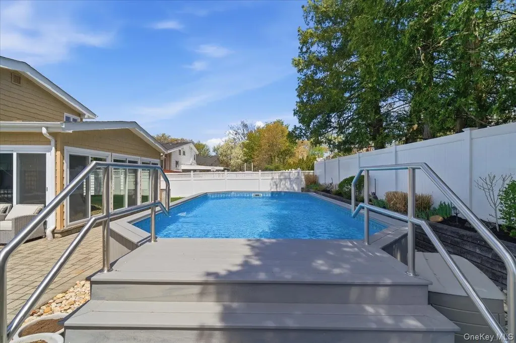 241 W 18th Street Deer Park NY 11729