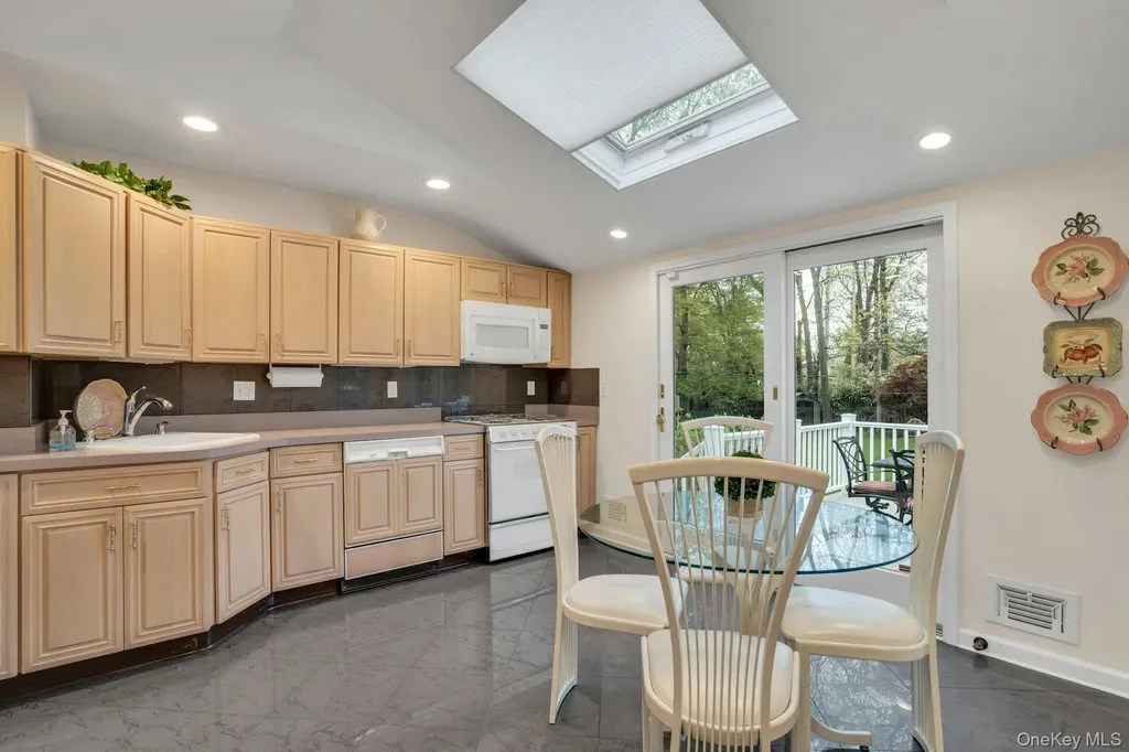 22 Abbey Drive Commack NY 11725