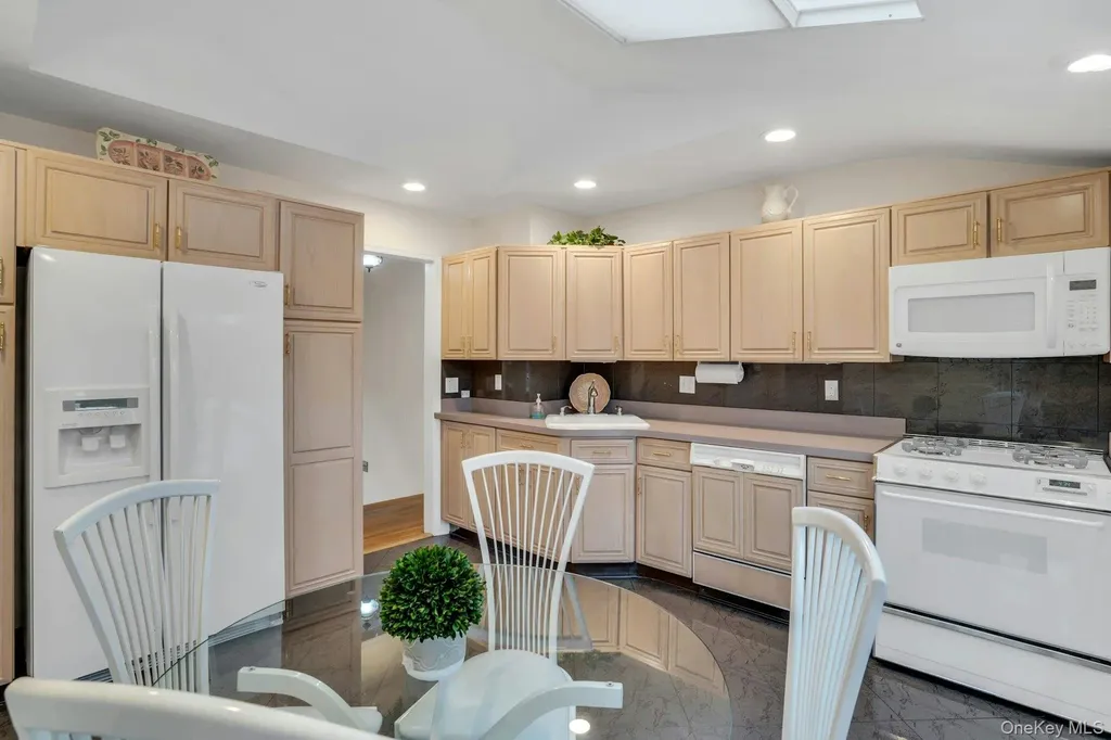 22 Abbey Drive Commack NY 11725