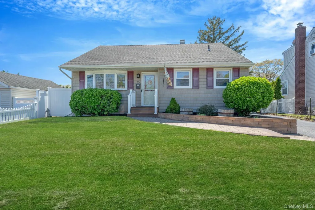 477 N Indiana Avenue Lindenhurst NY 11757