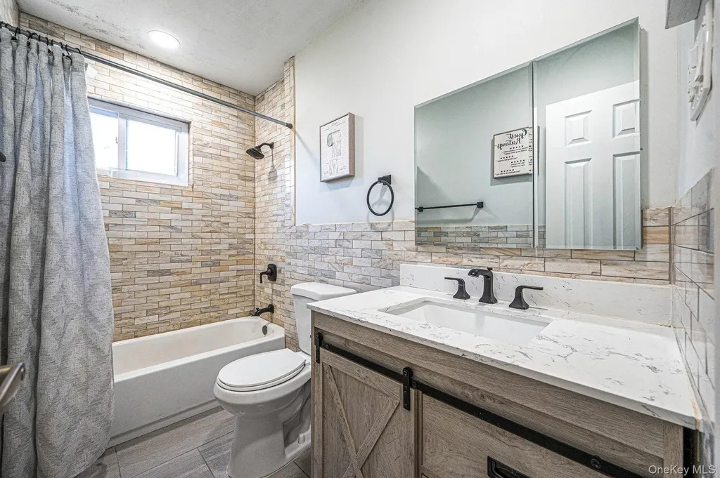 477 N Indiana Avenue Lindenhurst NY 11757