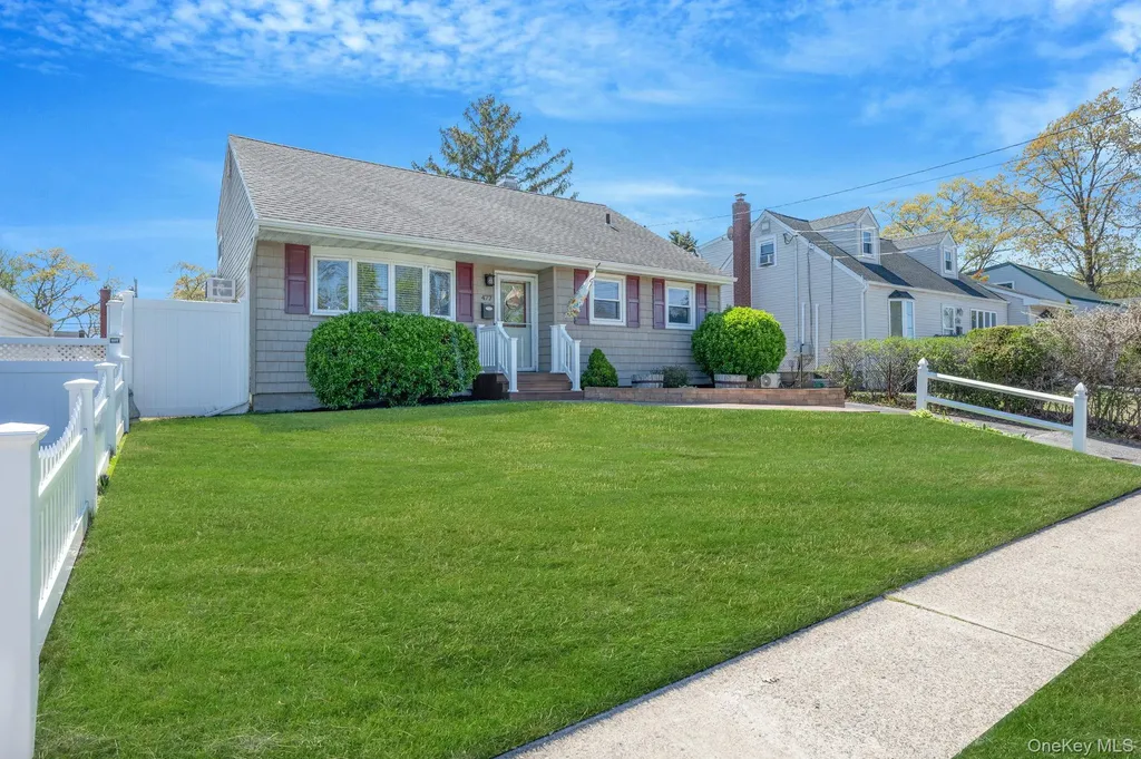 477 N Indiana Avenue Lindenhurst NY 11757