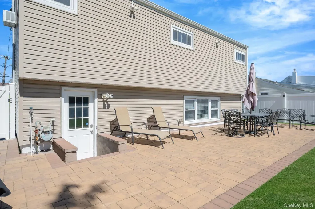 477 N Indiana Avenue Lindenhurst NY 11757