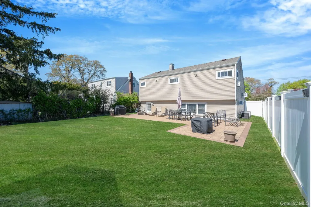 477 N Indiana Avenue Lindenhurst NY 11757