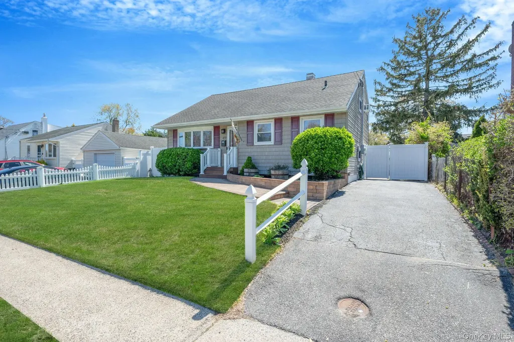 477 N Indiana Avenue Lindenhurst NY 11757