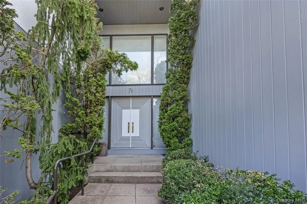 71 Eagle Chase Woodbury NY 11797