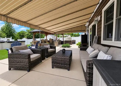 42 Live Oak Drive Holbrook NY 11741