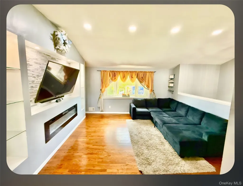 367 Erlanger Boulevard North Babylon NY 11703