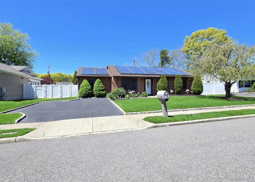 150 Glenmere Way Holbrook NY 11741