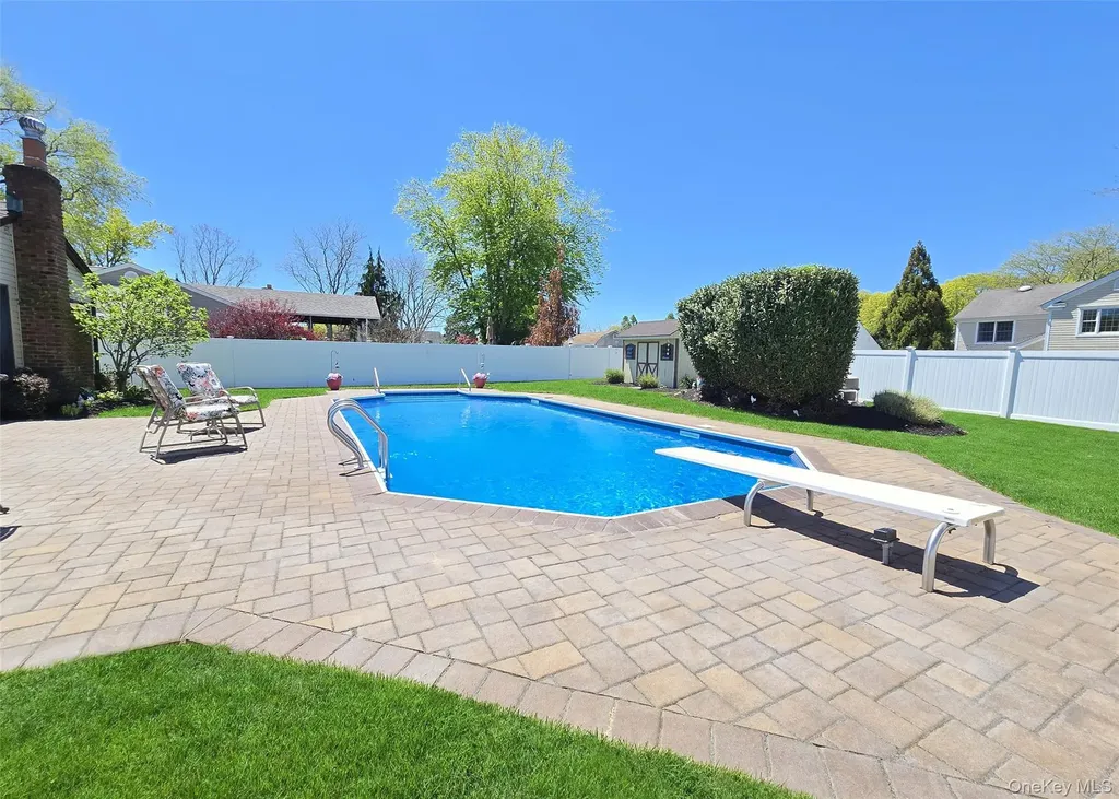 150 Glenmere Way Holbrook NY 11741