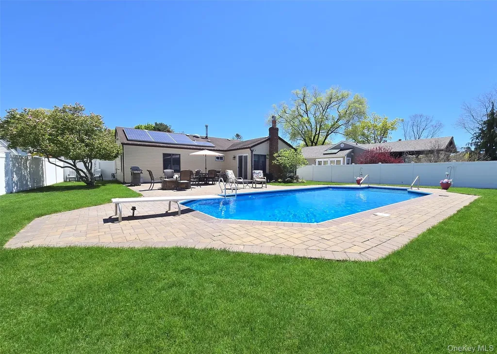 150 Glenmere Way Holbrook NY 11741