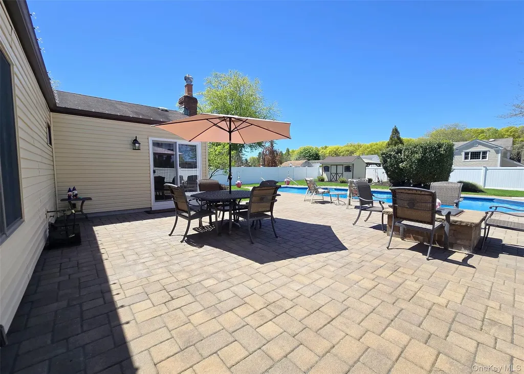 150 Glenmere Way Holbrook NY 11741