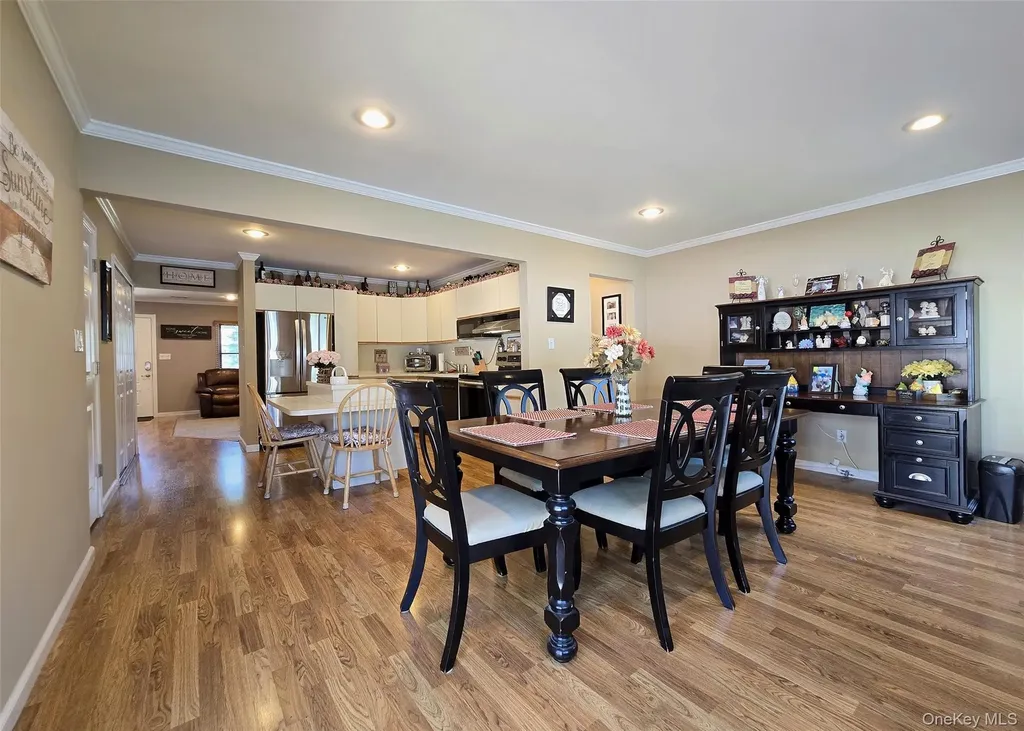 150 Glenmere Way Holbrook NY 11741