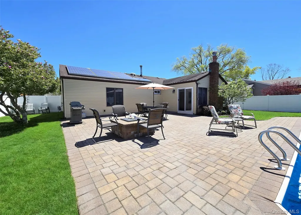150 Glenmere Way Holbrook NY 11741