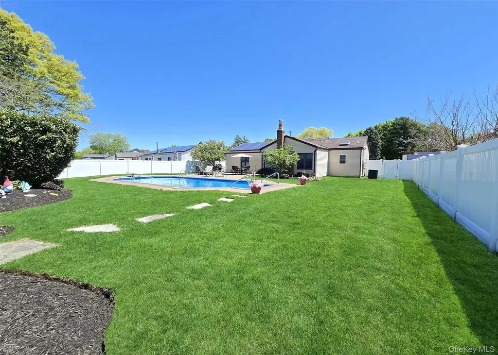 150 Glenmere Way Holbrook NY 11741